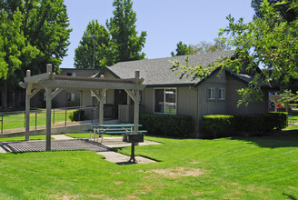 Clover Ridge Apartments in Sacramento, CA - Building Photo - Building Photo