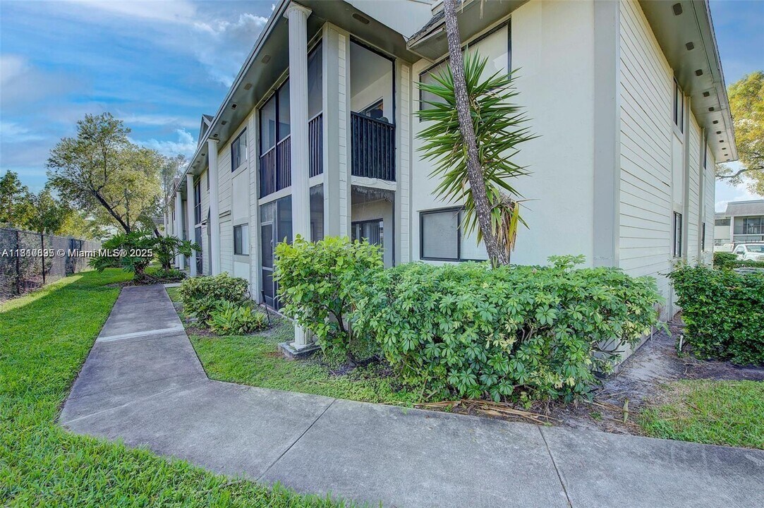 444 NE 206th Ln in Miami, FL - Building Photo