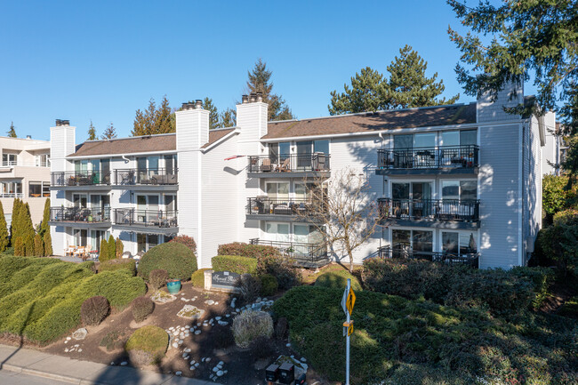 Sunset Pointe in Kirkland, WA - Building Photo - Building Photo