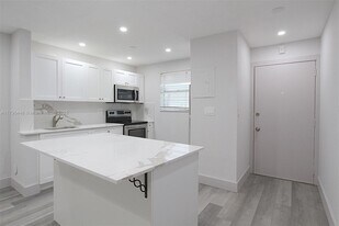 17255 SW 95th Ave, Unit 138 in Palmetto Bay, FL - Building Photo