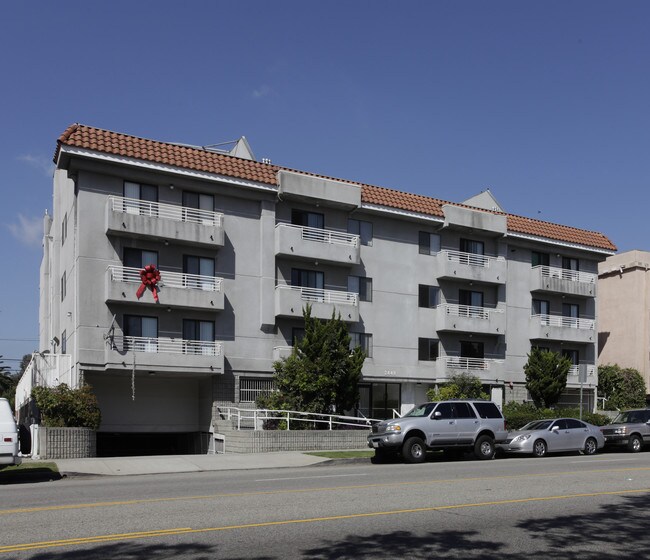 2449 S Barrington Ave in Los Angeles, CA - Foto de edificio - Building Photo