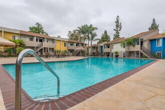 Shadow Point in Spring Valley, CA - Foto de edificio - Building Photo
