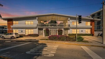 8080 Tatum Waterway Dr in Miami Beach, FL - Building Photo