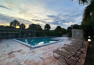 210 Lakeview Dr in Weston, FL - Building Photo - Building Photo