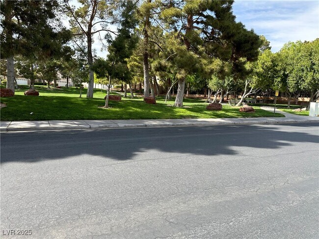 1612 Country Hollow Dr in Las Vegas, NV - Building Photo - Building Photo