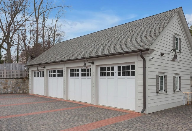 745 Boston Post Road in Darien, CT - Foto de edificio - Building Photo