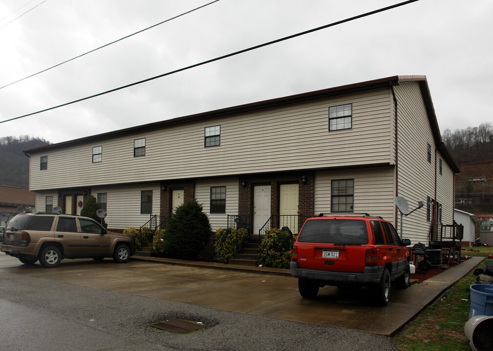 Elloise Ave in Chapmanville, WV - Building Photo