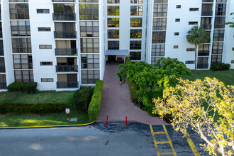 Plaza of the Americas in Sunny Isles Beach, FL - Building Photo - Building Photo