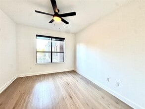 2300 Richmond Ave. in Houston, TX - Foto de edificio - Building Photo