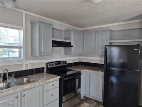 105 Brenthaven St in Elyria, OH - Building Photo - Building Photo