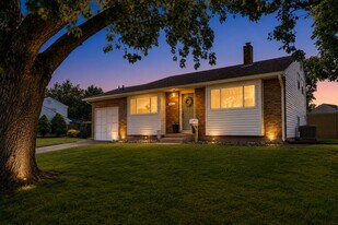 411 Greenview Dr in Washington Township, NJ - Building Photo