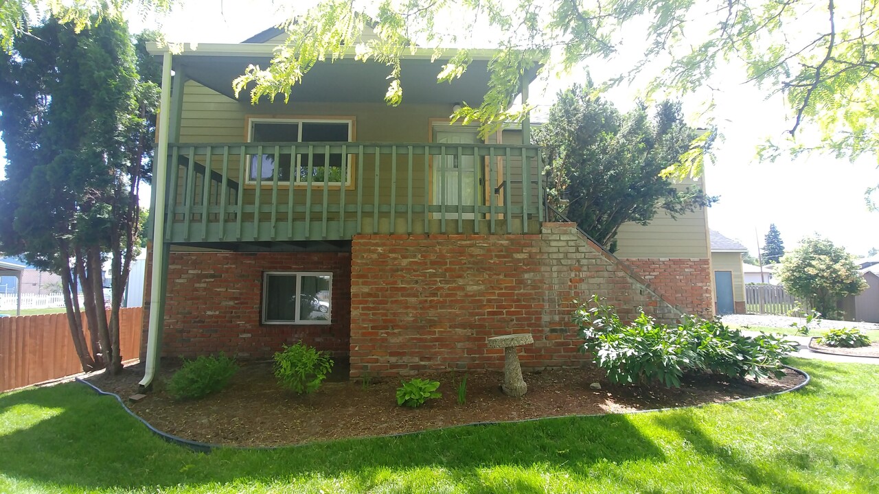 1804 N Oak St, Unit Upper in Colfax, WA - Foto de edificio