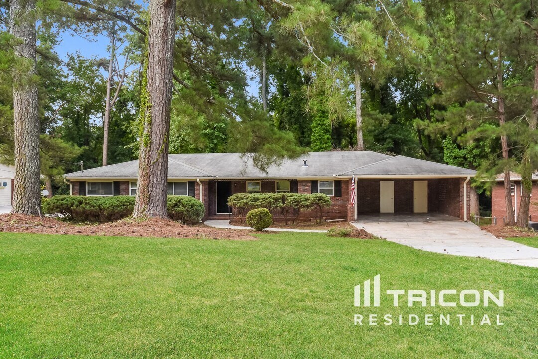 3814 King Arthur Rd SW in Atlanta, GA - Building Photo