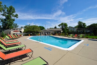 Coolidge Place Townhomes in East Lansing, MI - Foto de edificio - Building Photo