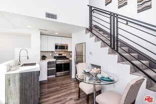 5812 Virginia Ave in Los Angeles, CA - Building Photo