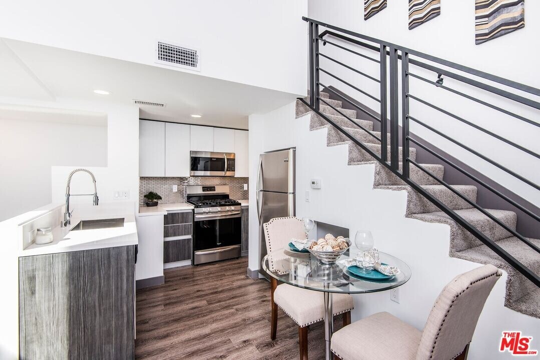 5812 Virginia Ave in Los Angeles, CA - Building Photo