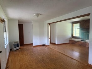 1825 E Pierce St in Luling, TX - Building Photo - Building Photo