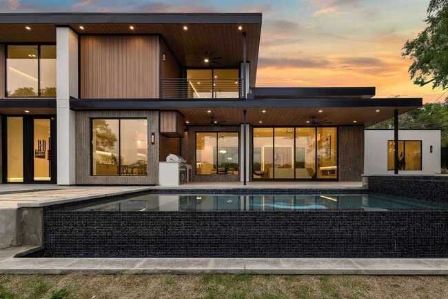 2401 Oakhaven Cir in Austin, TX - Building Photo - Building Photo