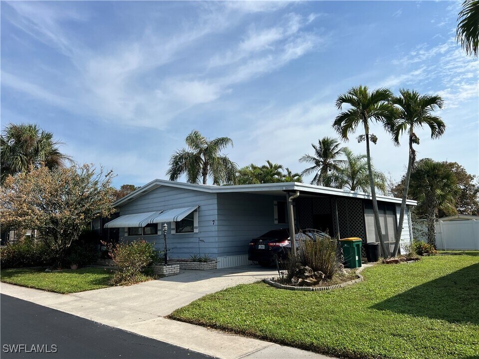 7 Oceans Blvd in Naples, FL - Building Photo
