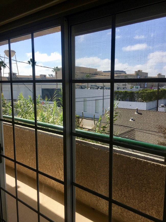 3861 Vinton Ave, Unit 207 in Culver City, CA - Building Photo - Building Photo