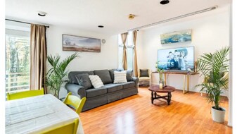 2 Newtown Turnpike, Unit Apt. in Weston, CT - Building Photo