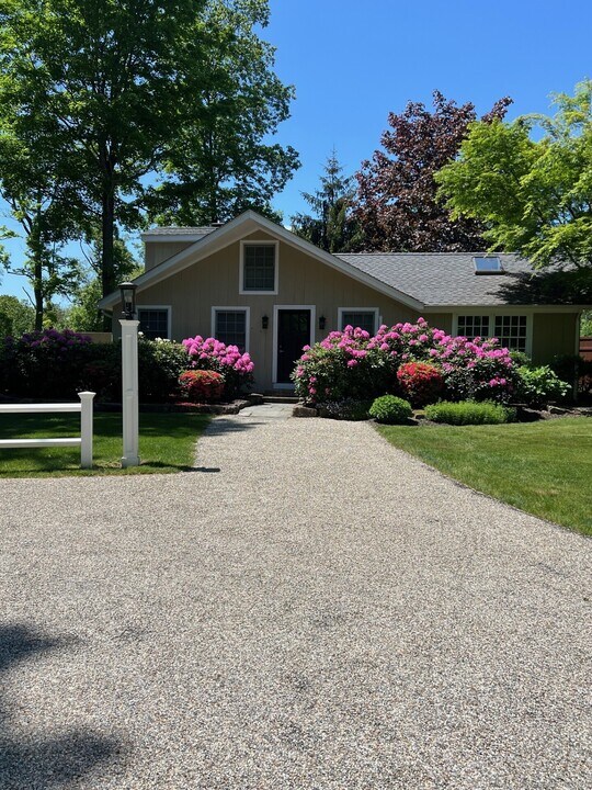30 Whiting Farm Rd in Branford, CT - Building Photo