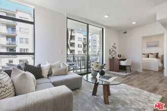 740 Ridgeley Dr in Los Angeles, CA - Building Photo - Building Photo