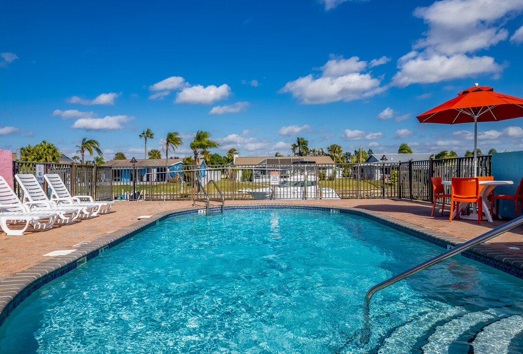 Pilars Harbour in Apollo Beach, FL - Foto de edificio