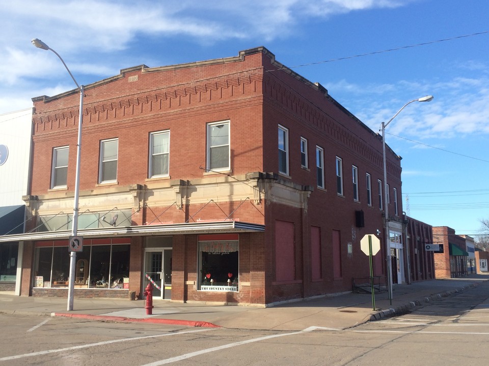 702 Main St in Alma, NE - Building Photo