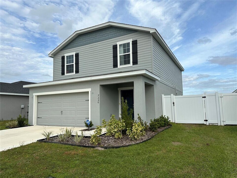 7250 Twisting Pines Lp in Zephyrhills, FL - Building Photo