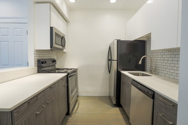 54 Queensberry St, Unit P4