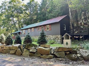 9 Adirondack Memories Lane in Lake Luzerne, NY - Foto de edificio - Building Photo