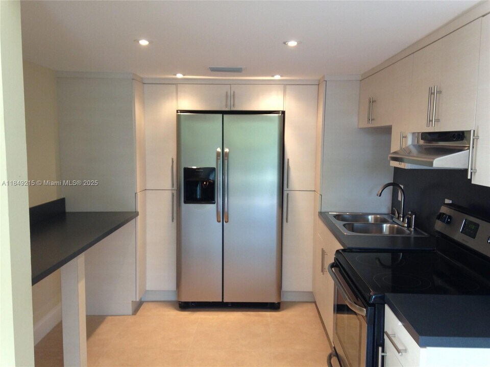 8311 SW 142nd Ave in Miami, FL - Building Photo