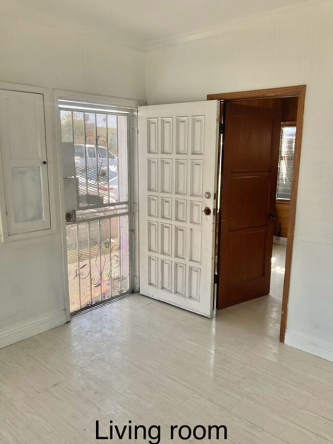 6551 S Vermont Ave in Los Angeles, CA - Building Photo - Building Photo
