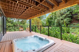 4375 Fernbrook Dr in Mercer Island, WA - Building Photo - Building Photo