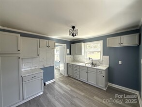 408 Fannie Cir in Charlotte, NC - Building Photo - Building Photo