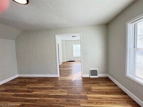 143 Gale St in Akron, OH - Foto de edificio - Building Photo