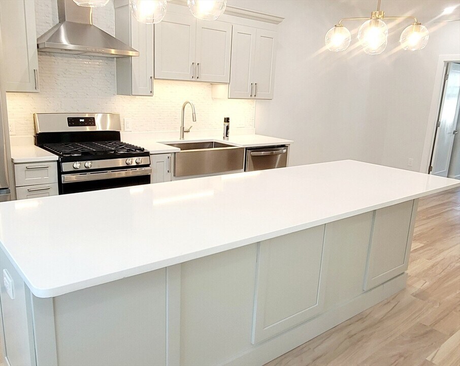 53 W Eagle St in Boston, MA - Building Photo