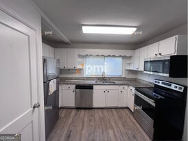 413 Hilltop Cir in Mableton, GA - Building Photo