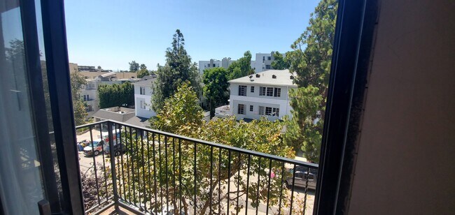 516 Glenrock Ave in Los Angeles, CA - Building Photo - Building Photo