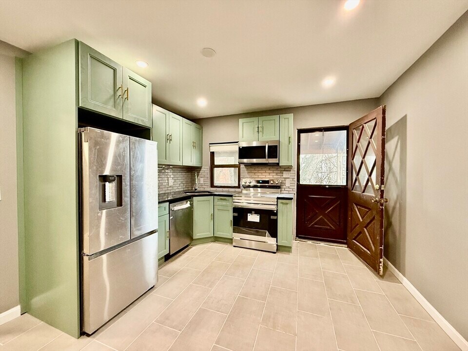 15 Berwick St in Melrose, MA - Building Photo