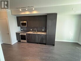 4130 Parkside Village Dr in Mississauga, ON - Building Photo