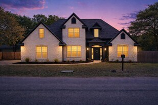 312 Country Club Dr in La Grange, TX - Building Photo