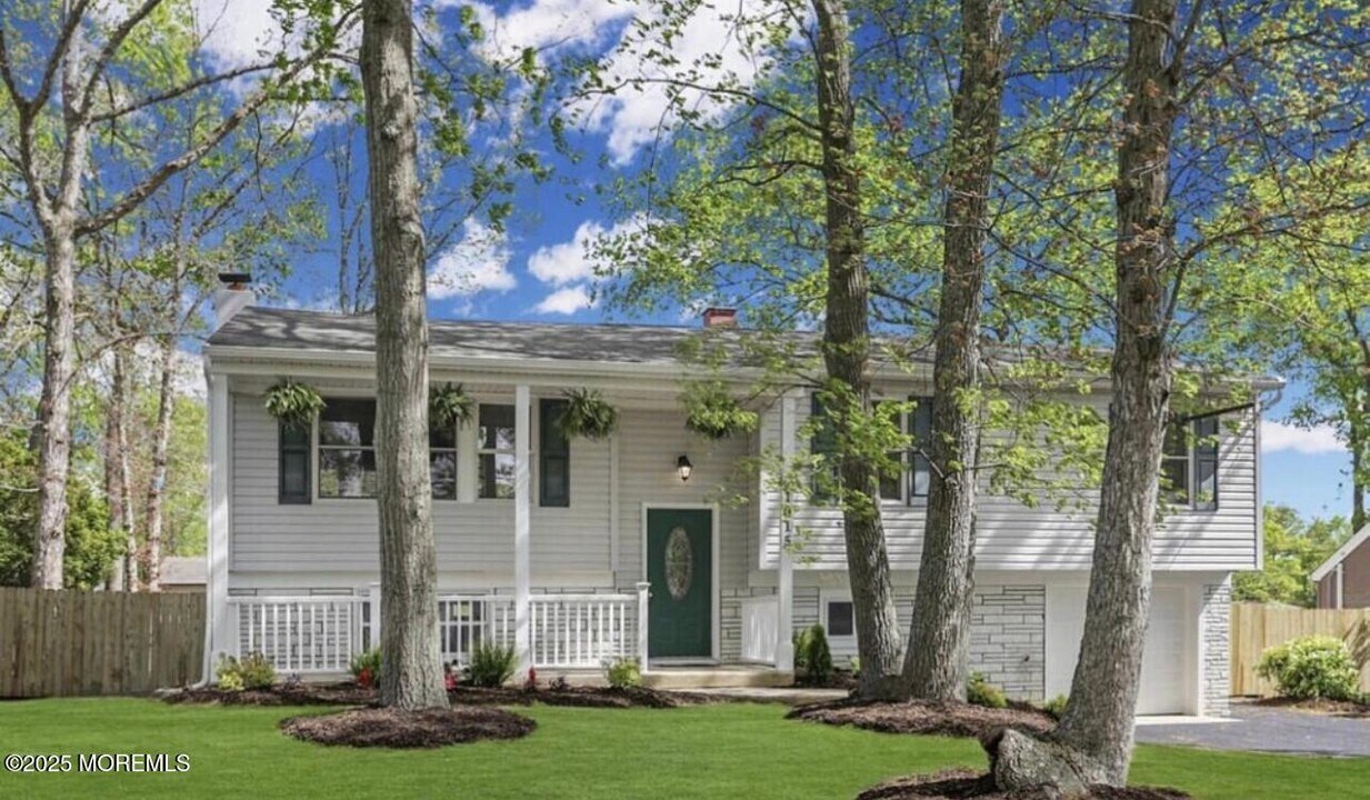 1015 Zircon Dr in Toms River, NJ - Building Photo