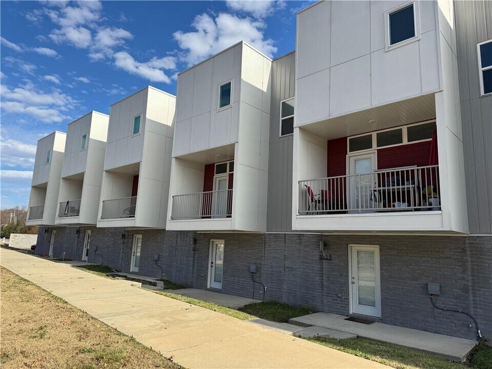 1636 S Razorback Rd in Fayetteville, AR - Foto de edificio
