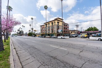 Silva Crossing in Sylmar, CA - Foto de edificio - Building Photo