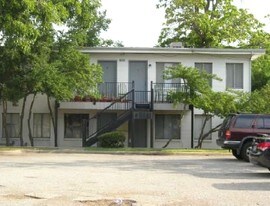 1400-1402 W Hickory St in Denton, TX - Building Photo