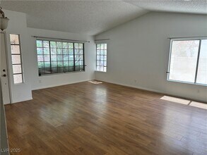 363 Bradford Dr in Henderson, NV - Building Photo - Building Photo