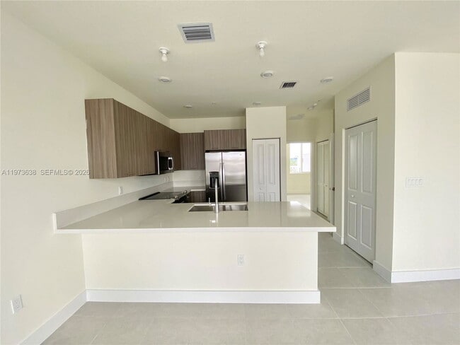 6453 NW 102nd Path in Doral, FL - Building Photo - Building Photo