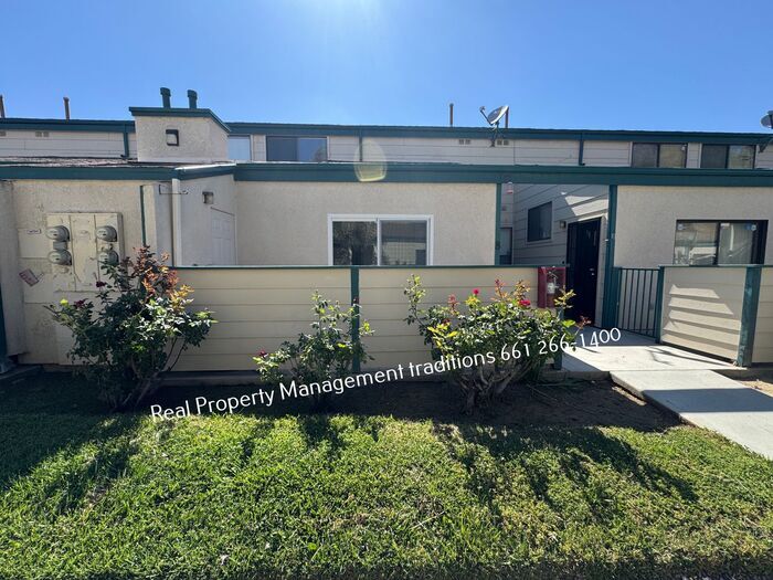 44544 15th St E in Lancaster, CA - Building Photo